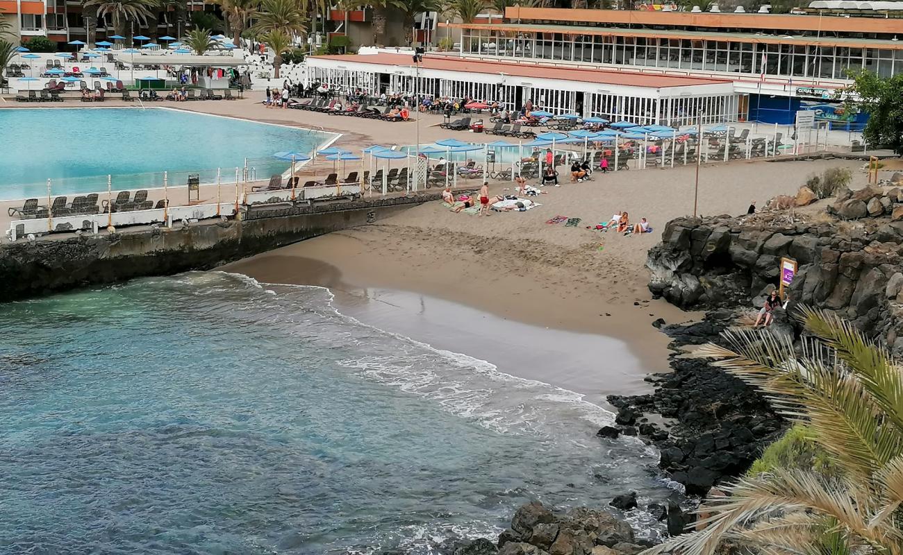 Photo de Playa La Ballena avec sable brun avec roches de surface