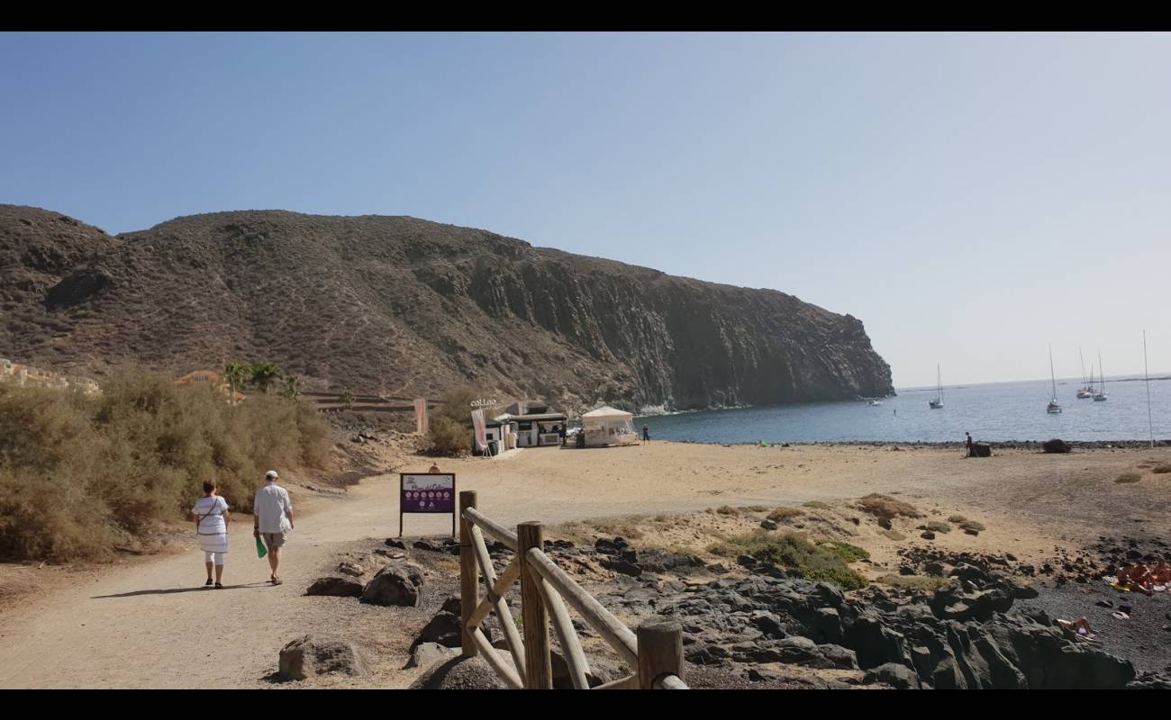 Photo de Playa De Los Hippies avec sable brun avec roches de surface