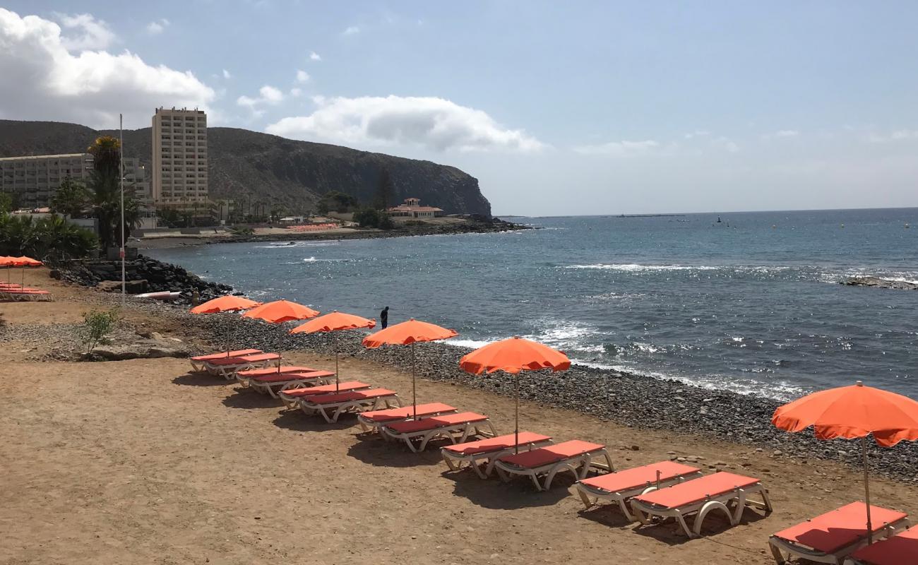 Photo de Playa De Los Tarajales avec sable gris avec roches de surface