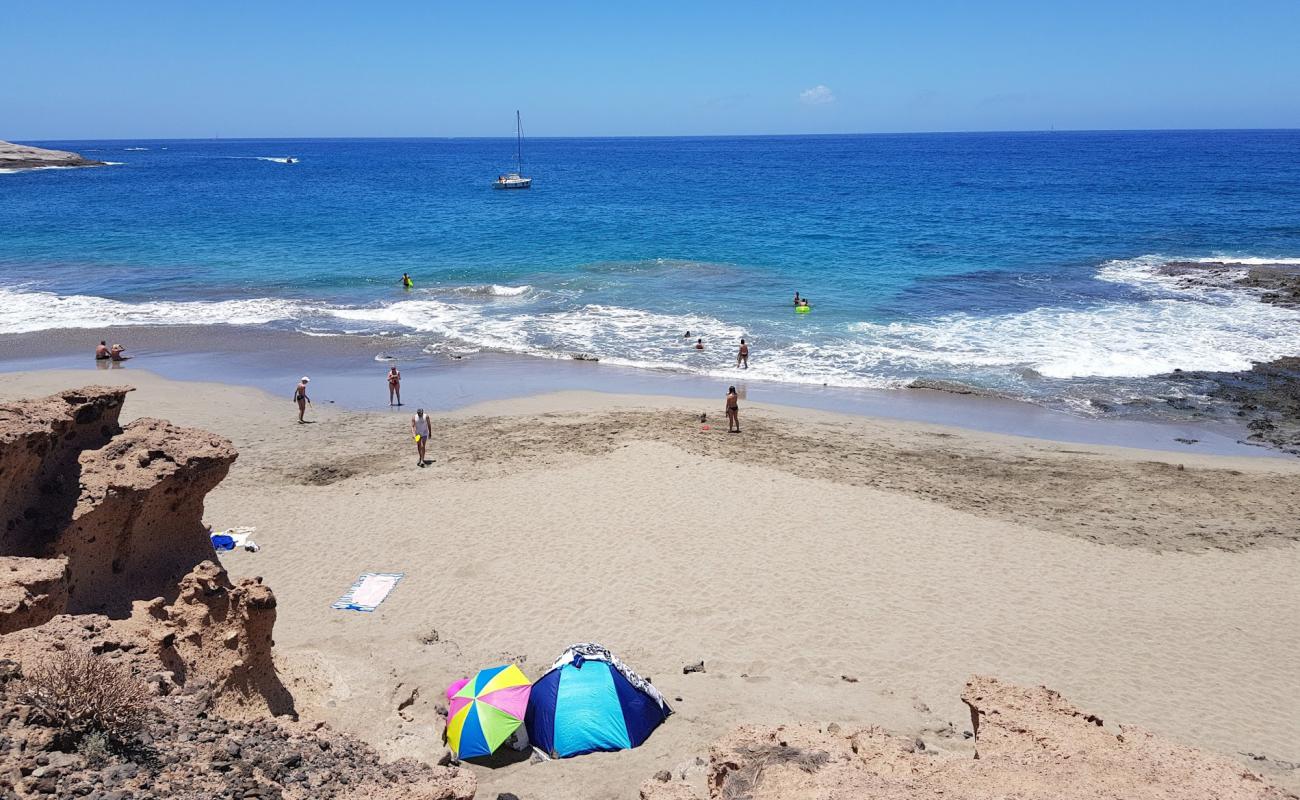 Photo de La Caleta de Adeje avec sable fin et lumineux de surface