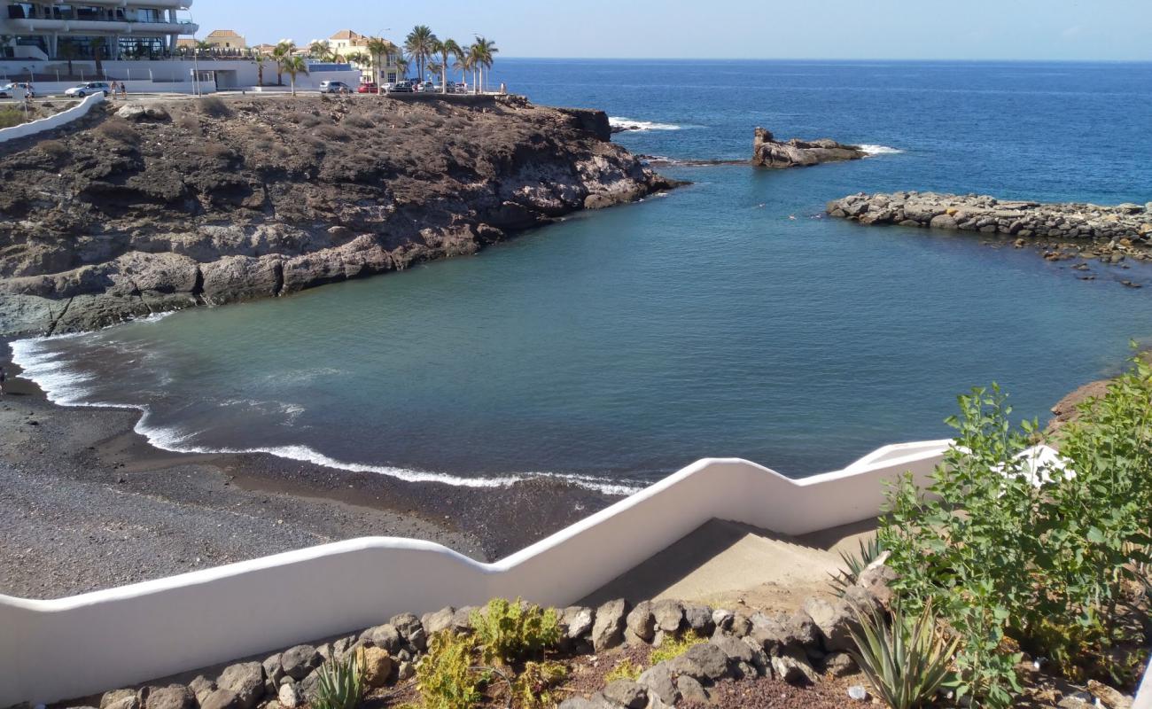 Photo de Playa El Pinque avec sable gris avec caillou de surface