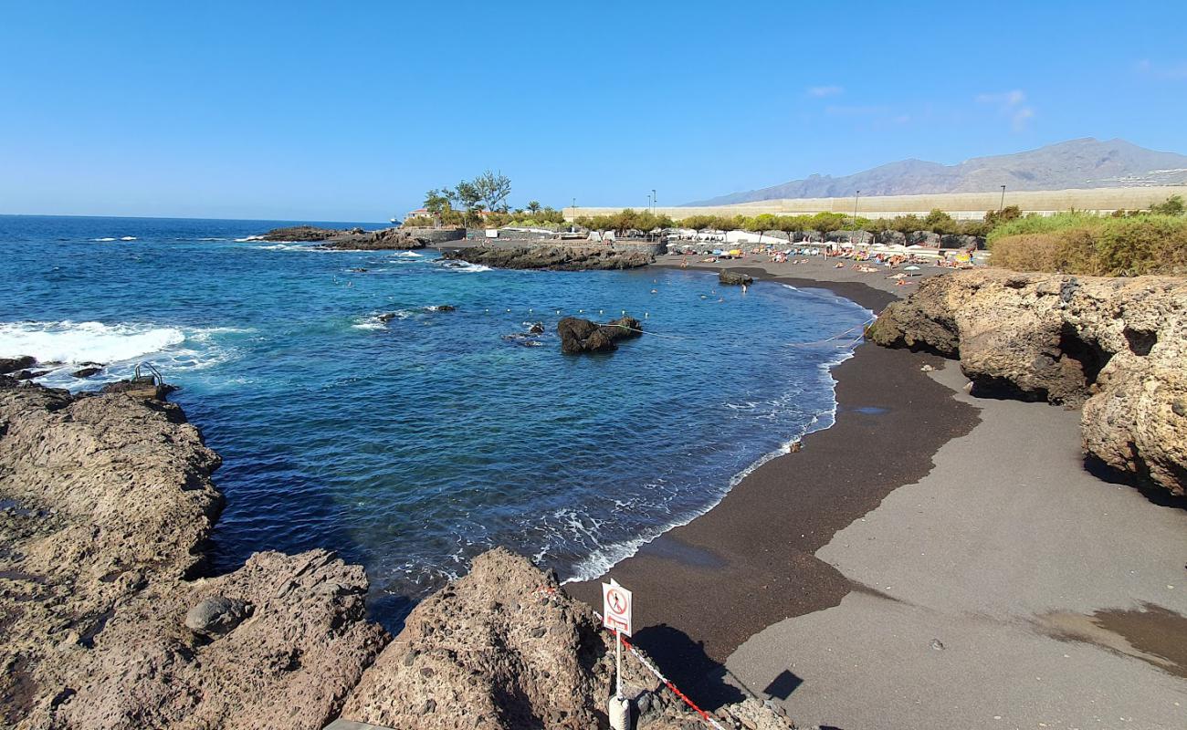 Photo de Playa La Jaquita avec sable gris de surface