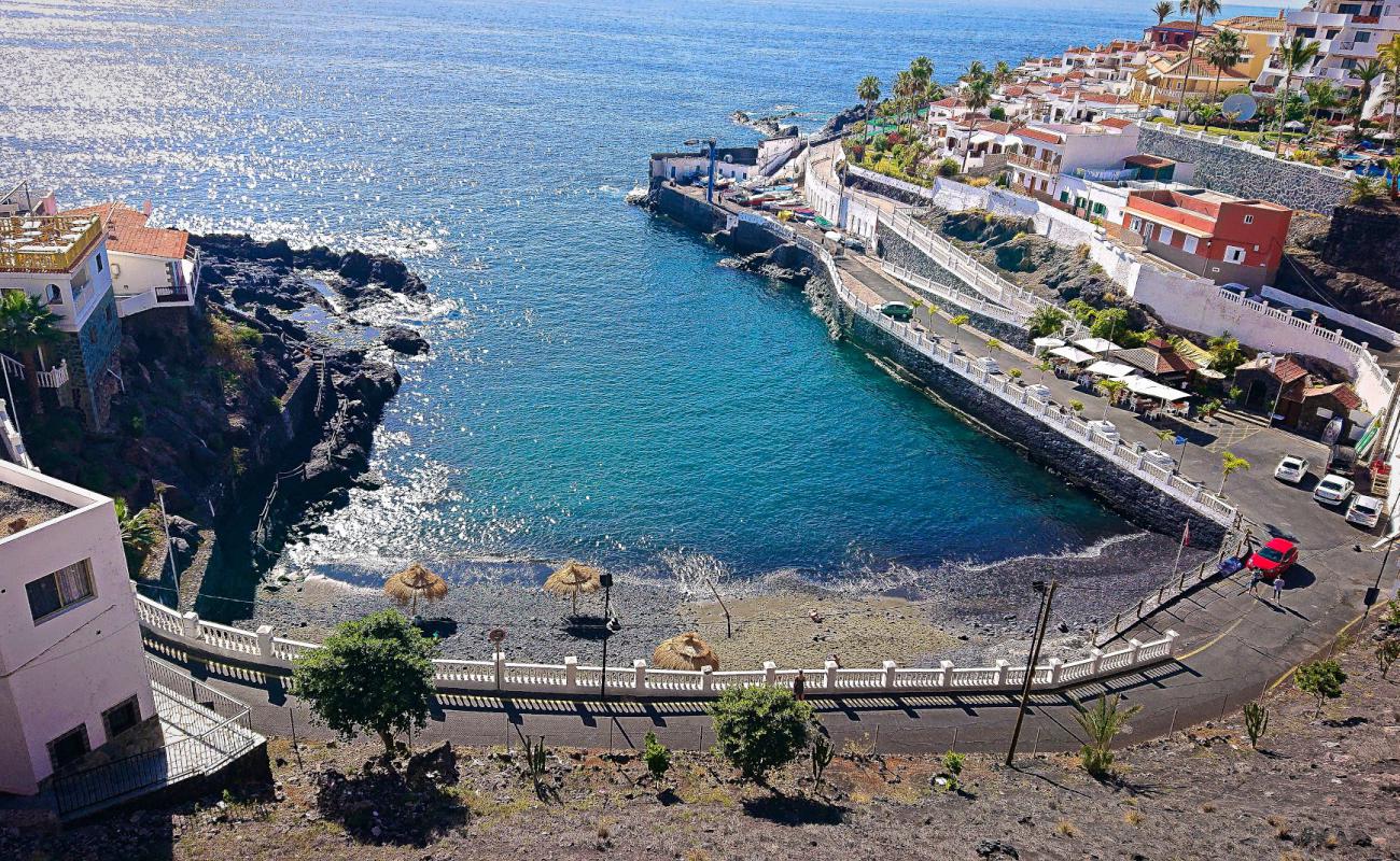 Photo de Playa de Santiago avec sable gris avec caillou de surface