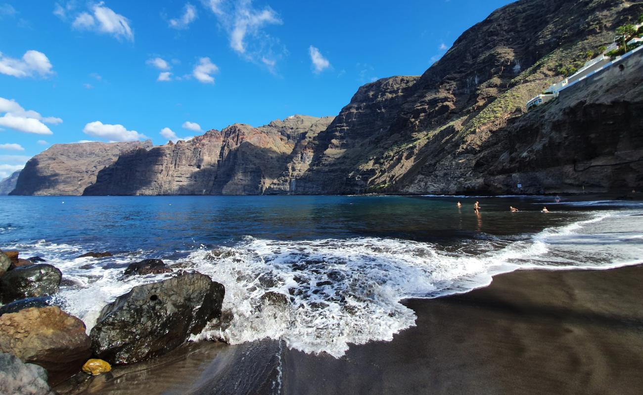 Photo de Playa de los Gigantes avec sable gris de surface