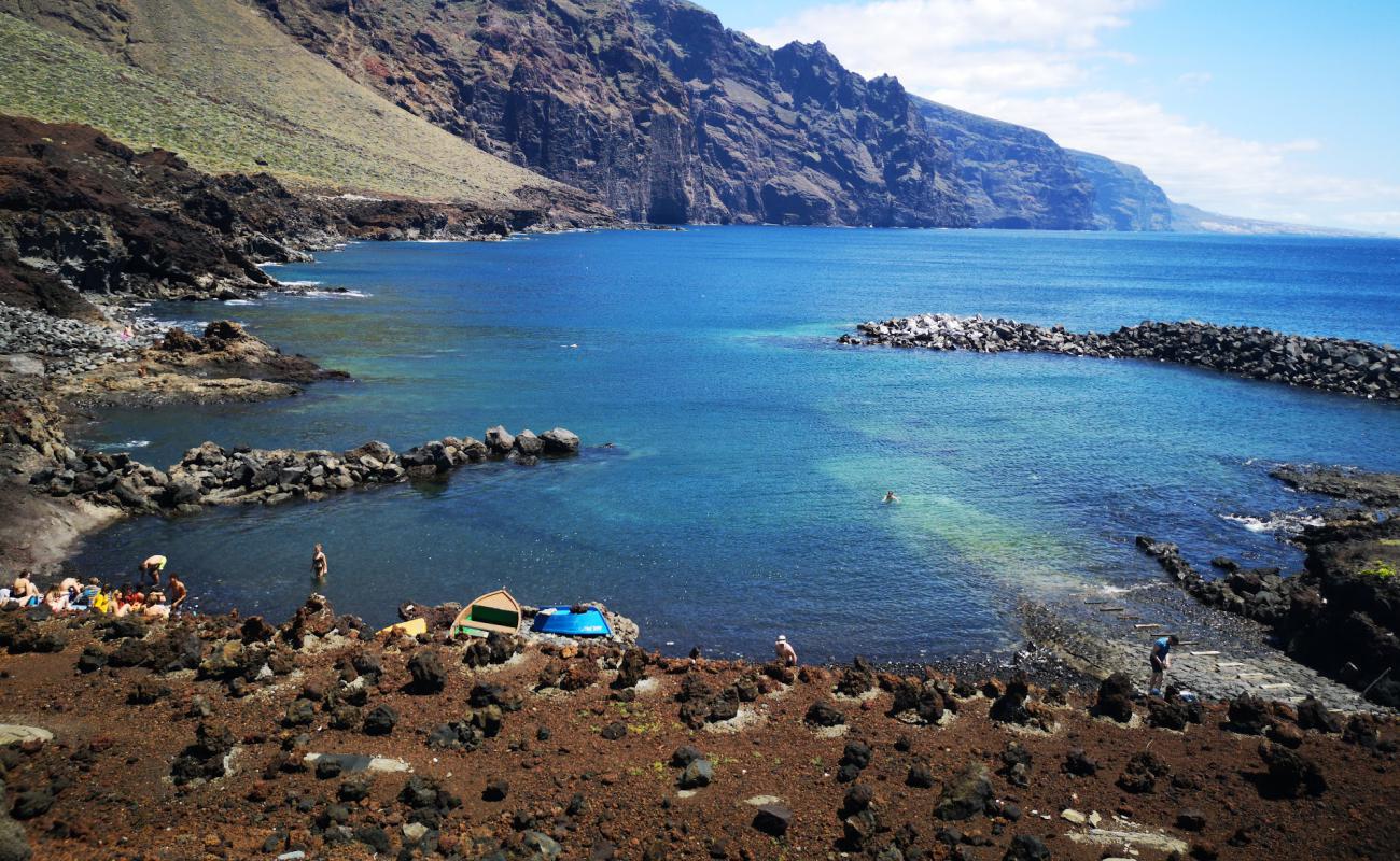 Photo de Playa Punta De Teno avec sable gris avec caillou de surface