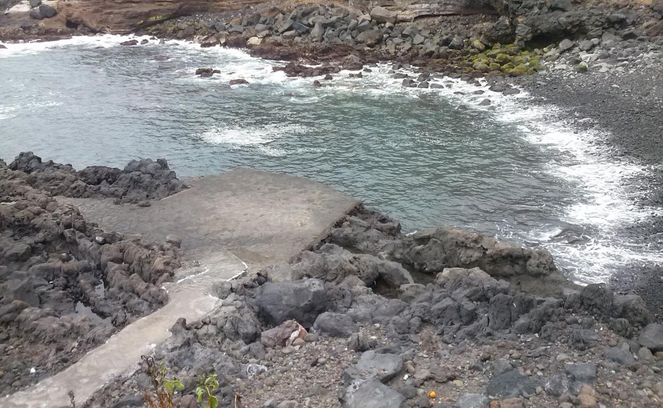 Photo de Playa El Gomero avec sable gris & galets de surface