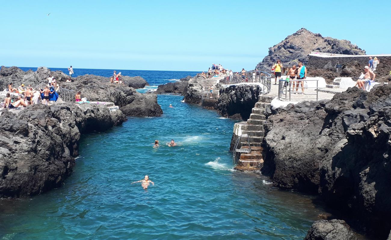 Photo de Natural pool el Caleton avec surface béton pavée de surface