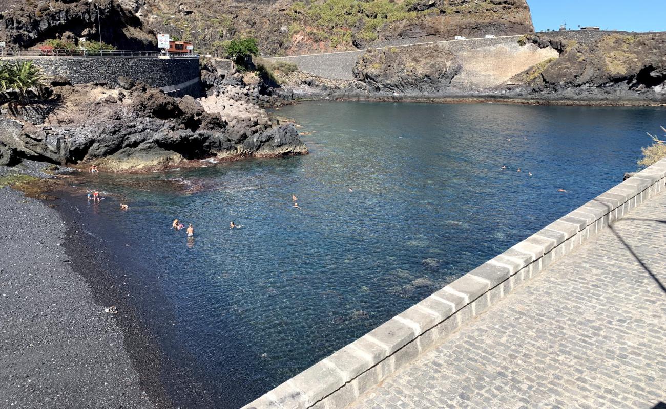 Photo de Playa de Garachico avec sable gris & rochers de surface