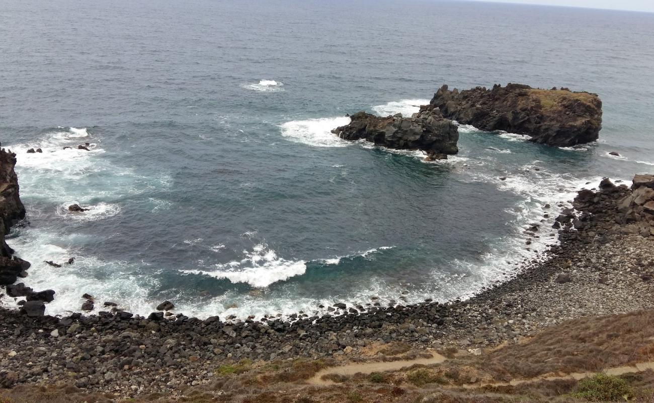Photo de Playa de los Roques avec terrain rocheux de surface