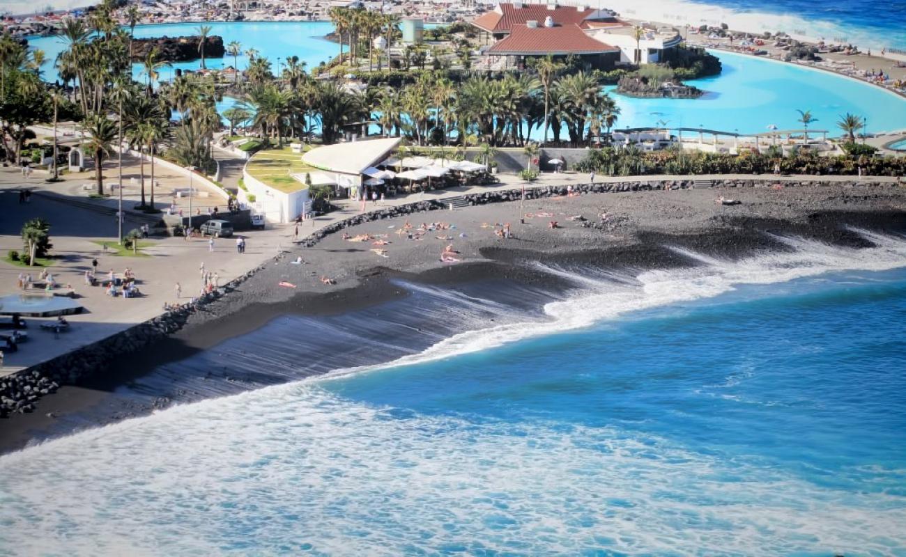 Photo de Playa de Martianez avec sable gris avec caillou de surface