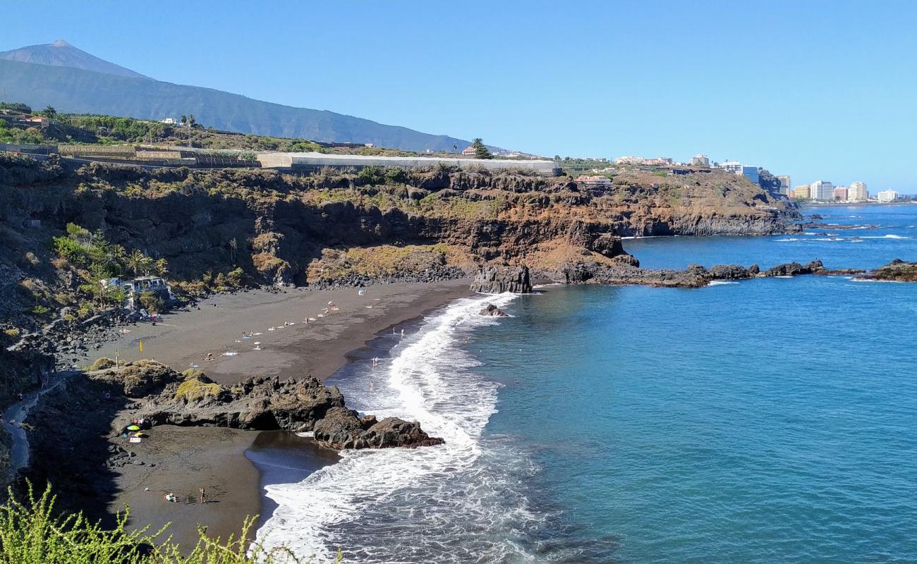 Photo de Plage de Bollullo avec sable fin gris de surface