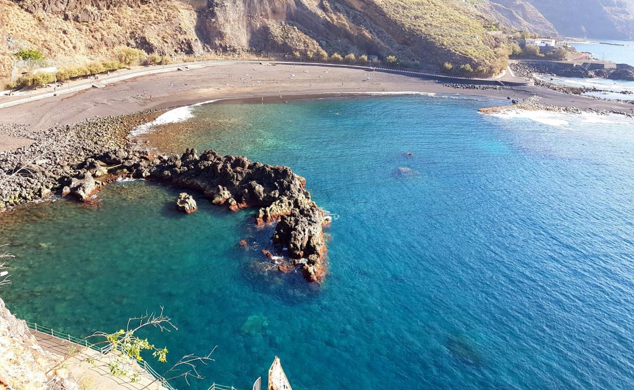 Photo de Playa de la Arena avec sable gris & galets de surface