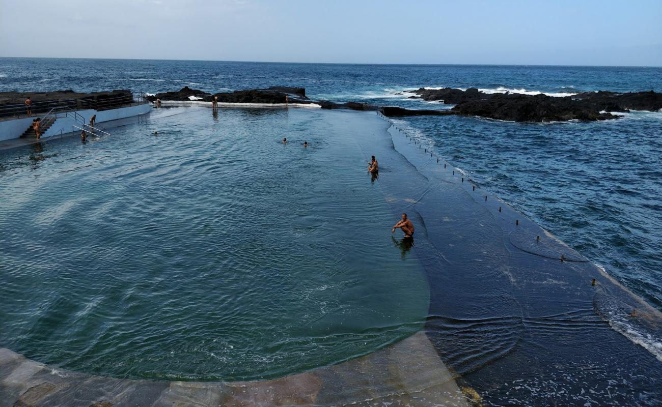 Photo de Natural pool Mesa del Mar avec surface béton pavée de surface