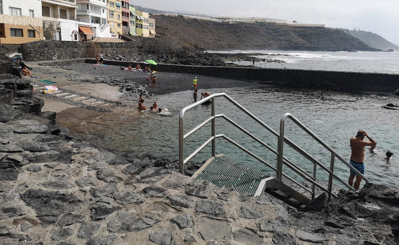Photo de Playa del Roquillo avec galets gris de surface