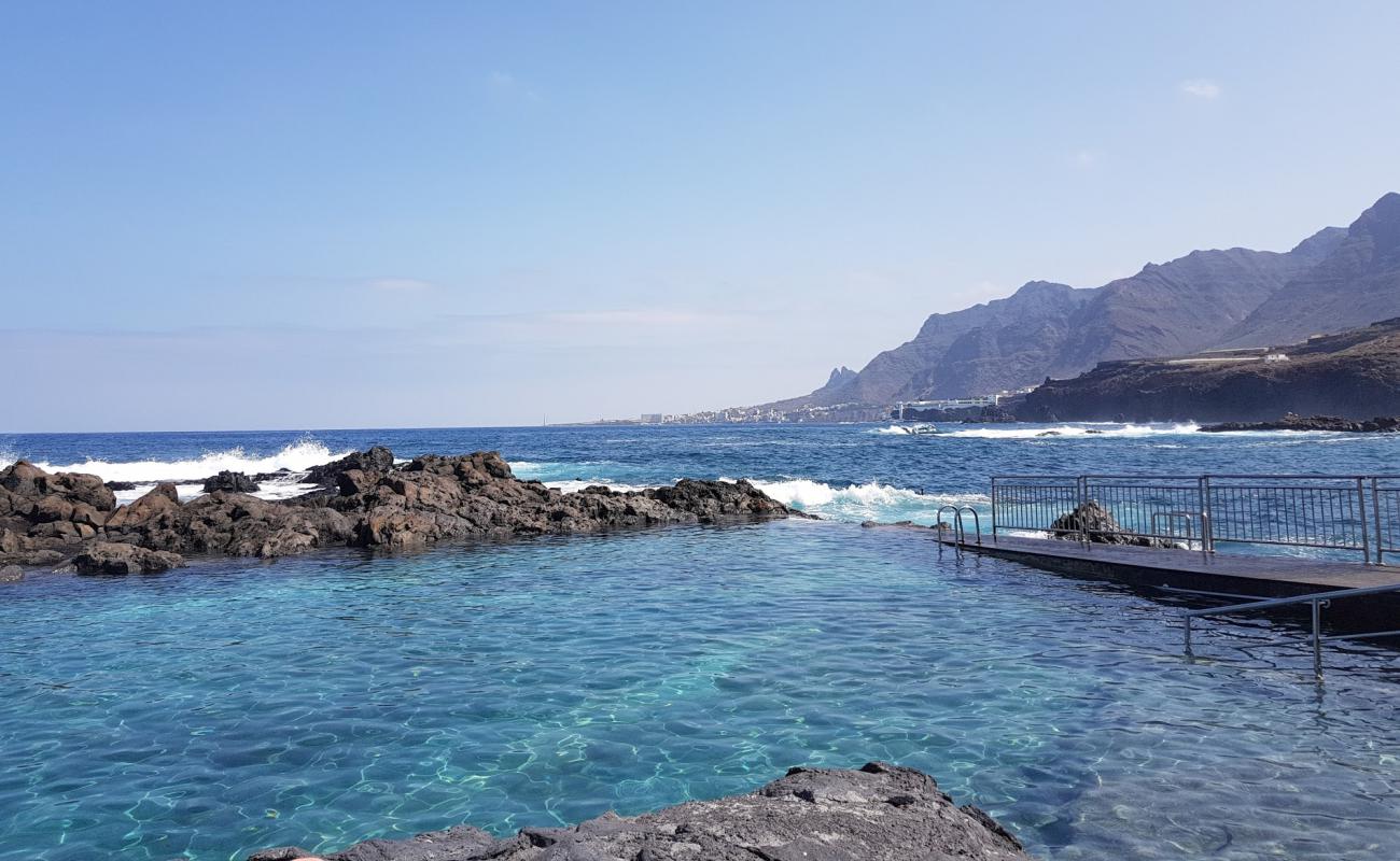 Photo de Natural pool de Jover avec béton de surface