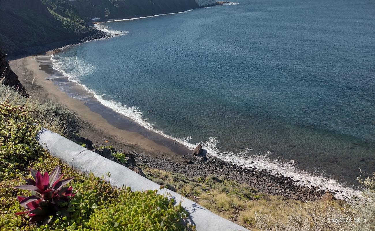 Photo de Playa de Arenal avec sable brun de surface