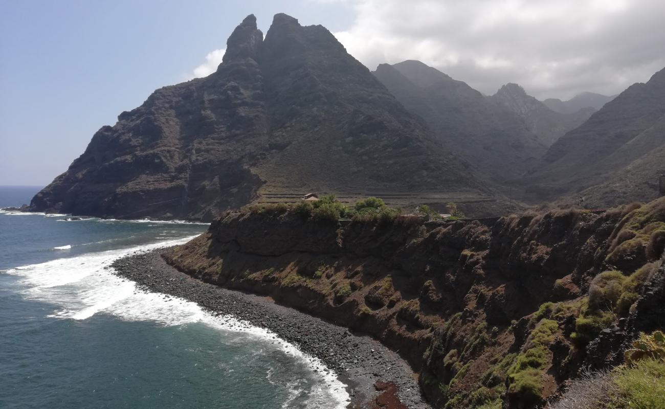 Photo de Playa de los Troches avec galets gris de surface