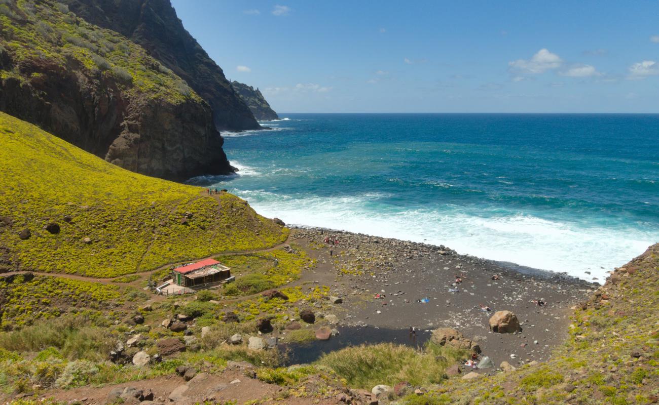 Photo de Playa Tamadiste avec sable gris & rochers de surface