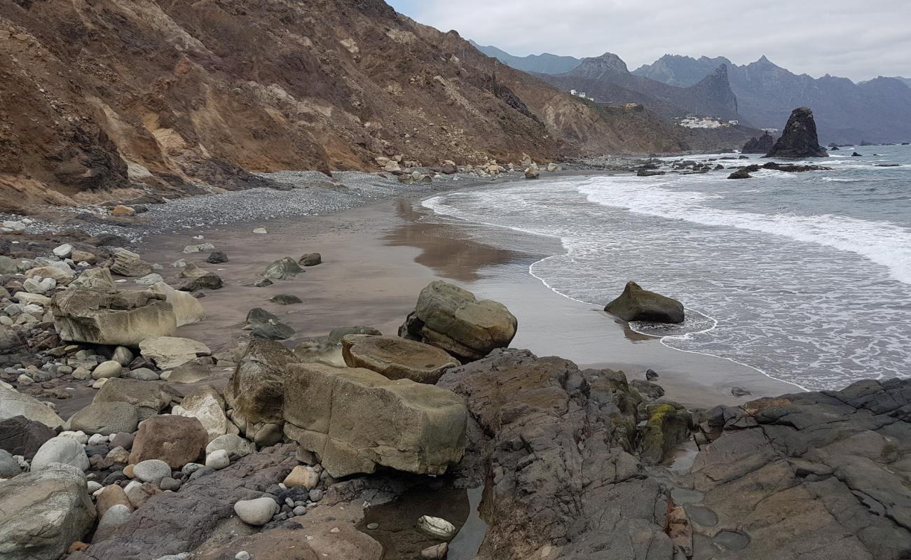 Photo de Playa Fabian avec sable gris avec caillou de surface