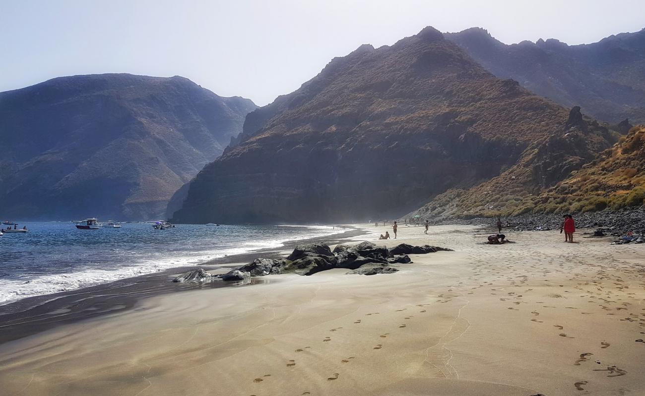 Photo de Playa de Antequera avec sable fin gris de surface