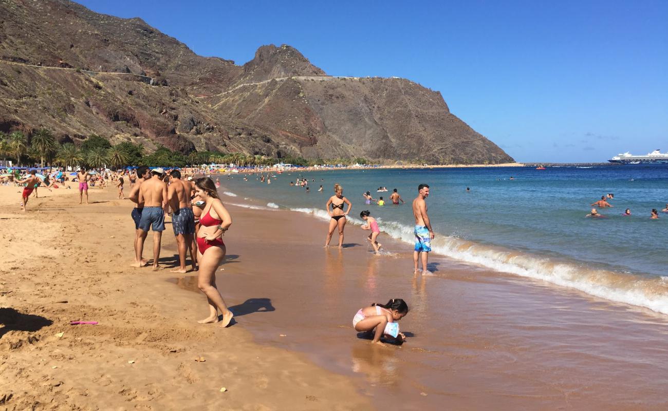 Photo de Plage de Las Teresitas avec sable fin et lumineux de surface