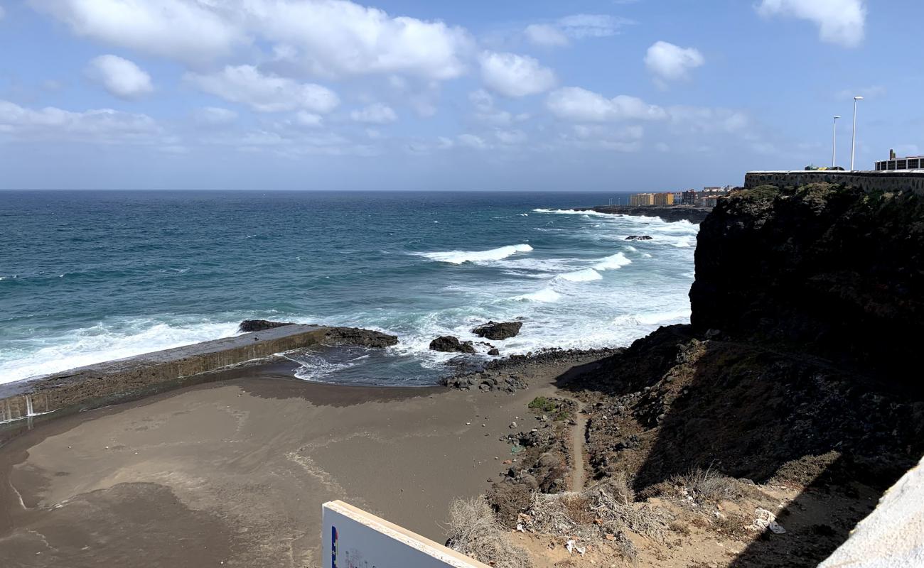 Photo de Playa El Barranquillo avec sable gris & rochers de surface