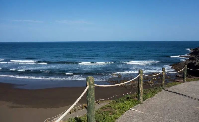 Photo de Playa del Hombre avec sable gris de surface