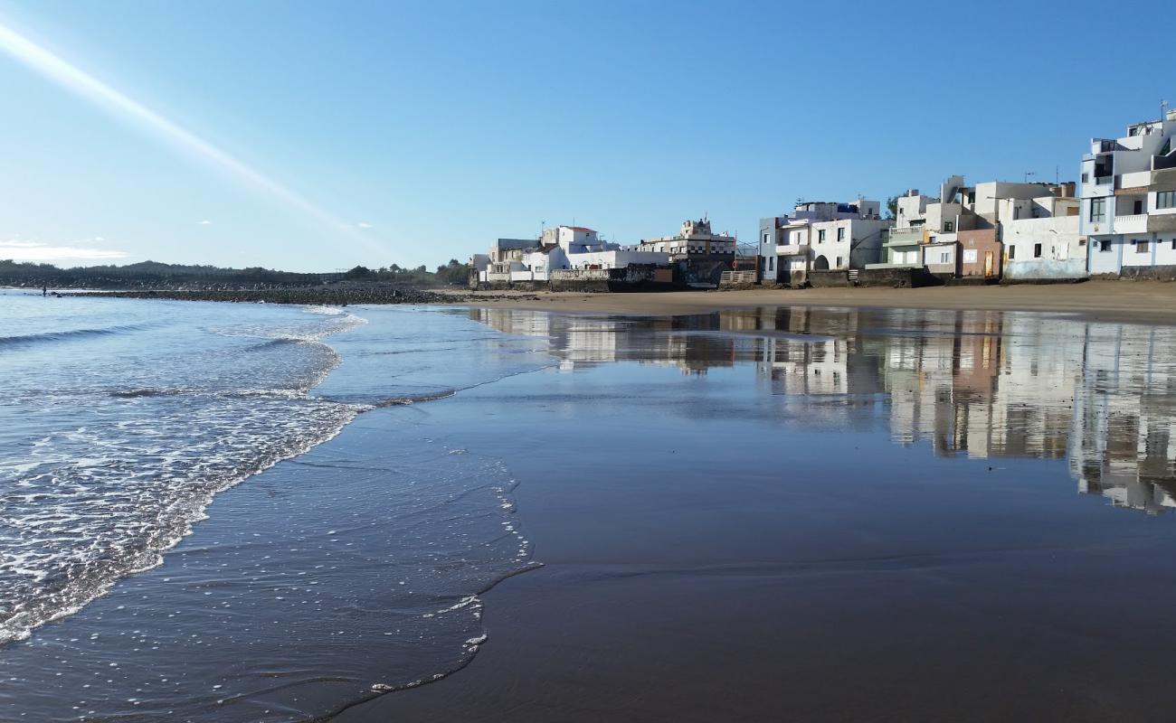 Photo de Playa de Ojos De Garza avec sable gris de surface