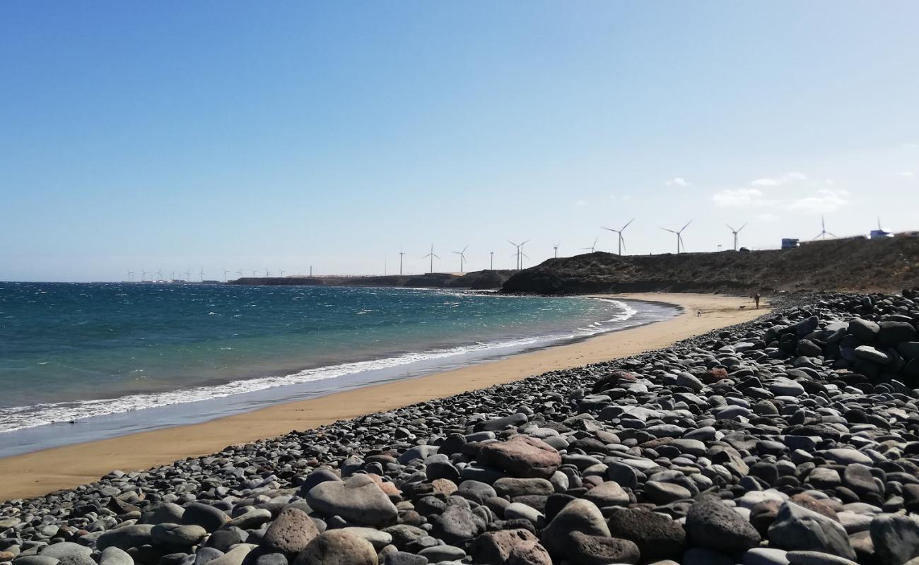 Photo de Playa de Cueva Laya avec sable noir & galets de surface
