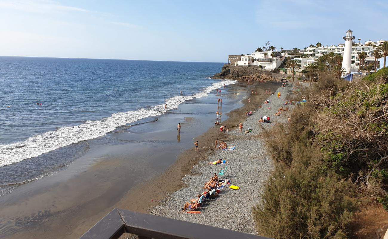 Photo de Playa del Aguila avec sable noir & galets de surface