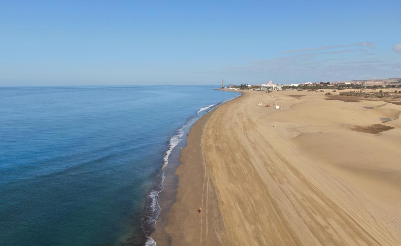 Photo de Plage de Maspalomas Beac III avec sable beige fin de surface