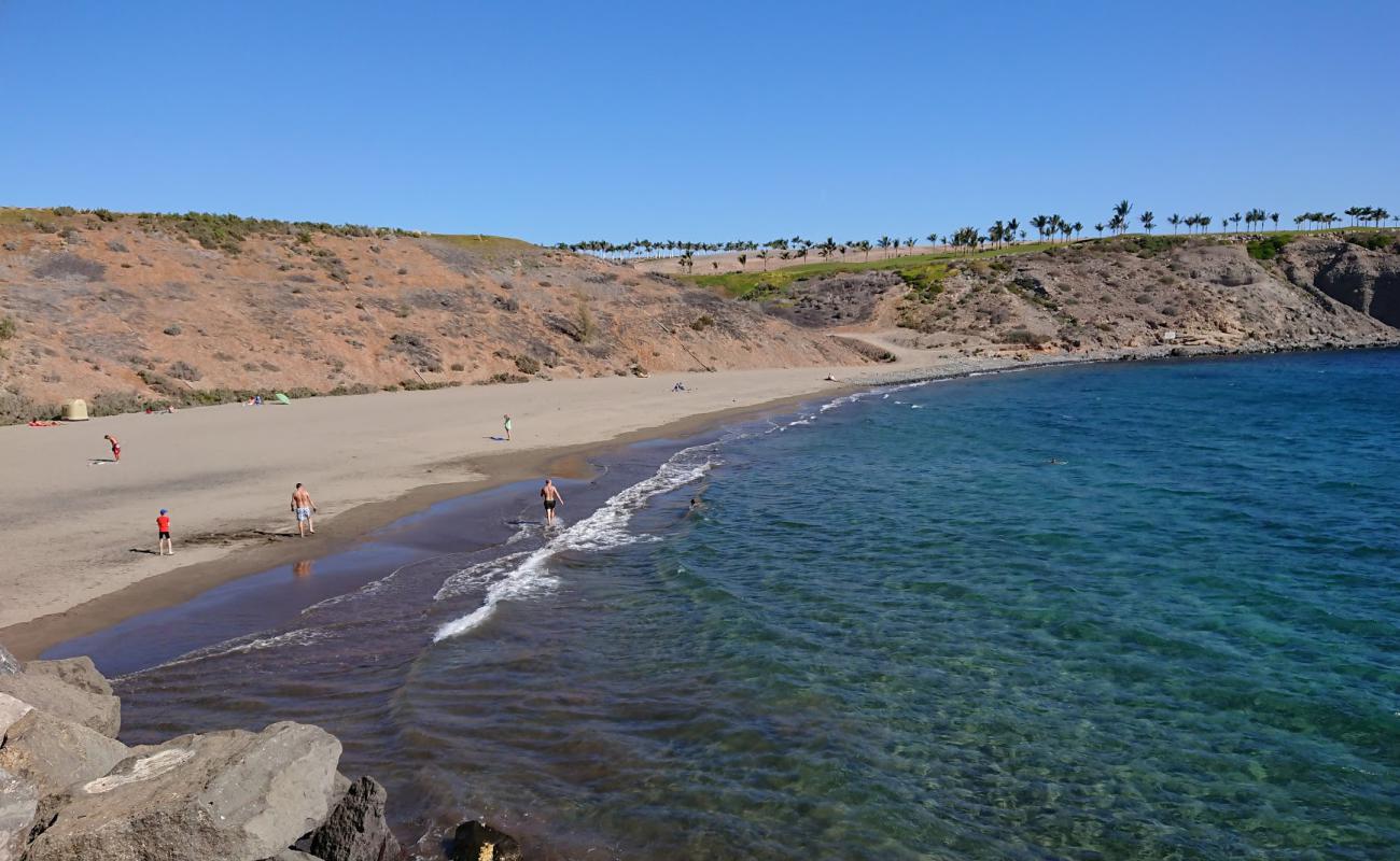 Photo de Playa de Pasito Blanco avec sable beige fin de surface