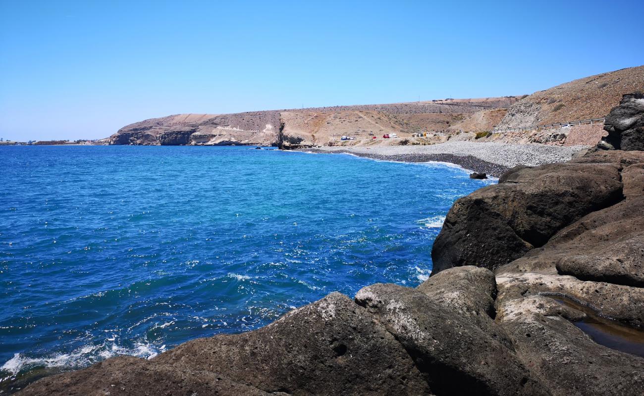 Photo de Playa De Triana avec sable gris avec caillou de surface