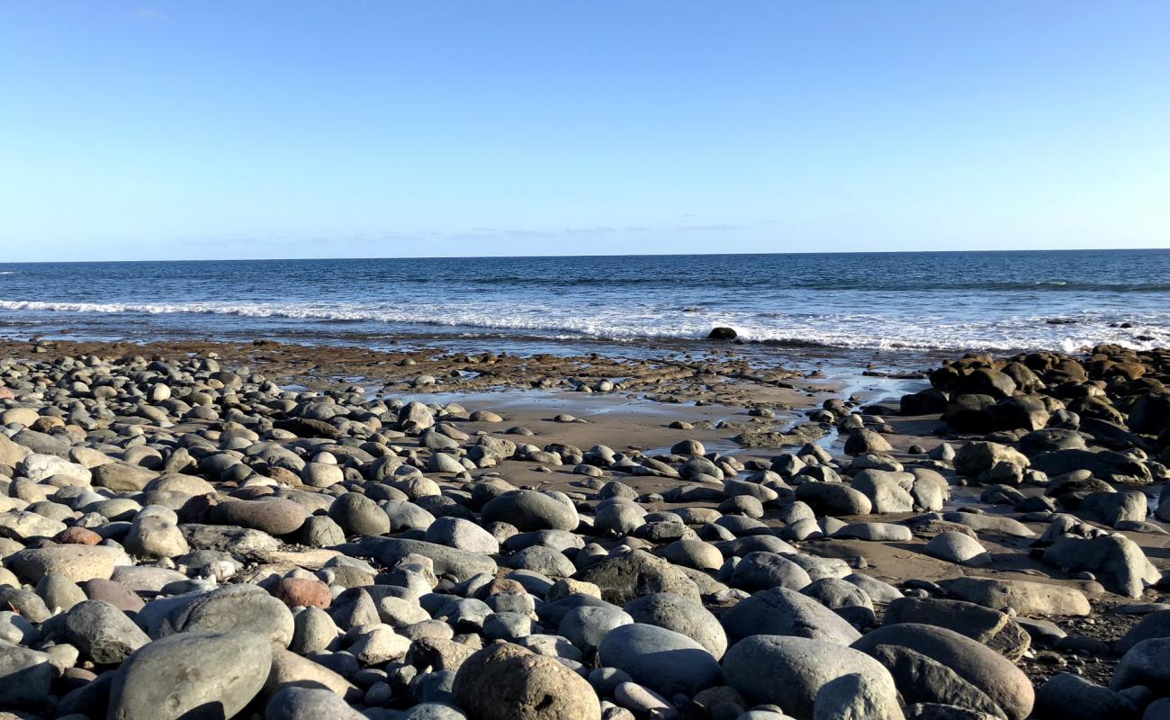 Photo de Llanillo Santa Agueda avec sable gris & rochers de surface