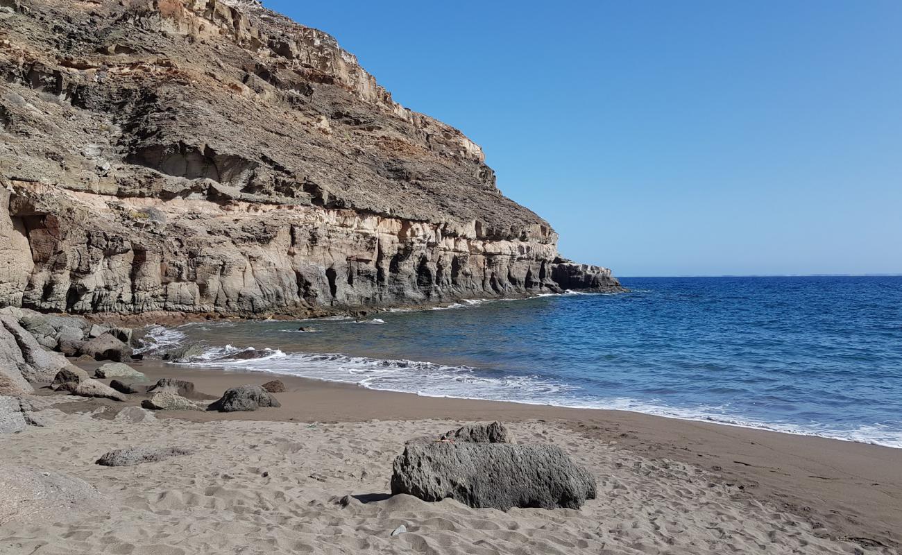 Photo de Playa de Tiritana avec sable brun de surface
