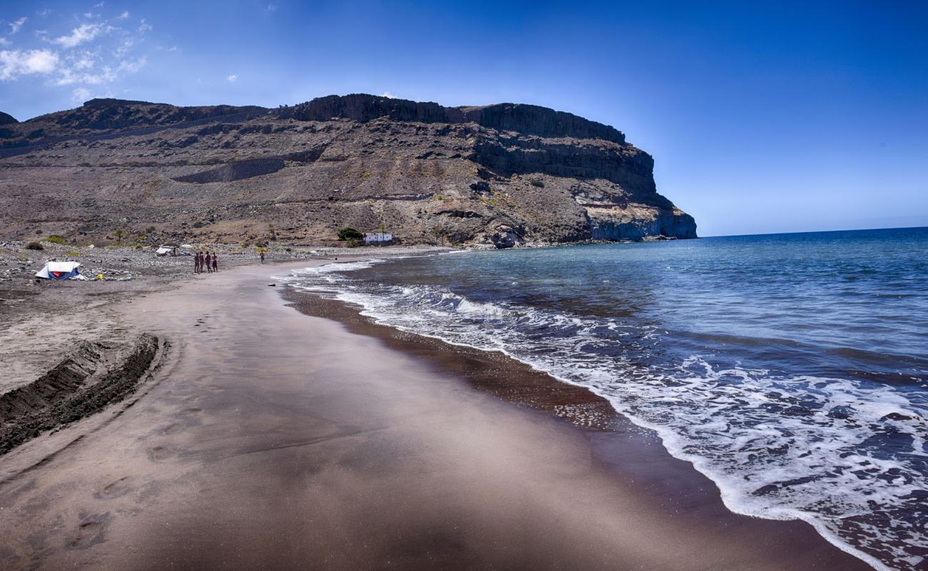 Photo de Playa de Veneguera avec sable gris & galets de surface