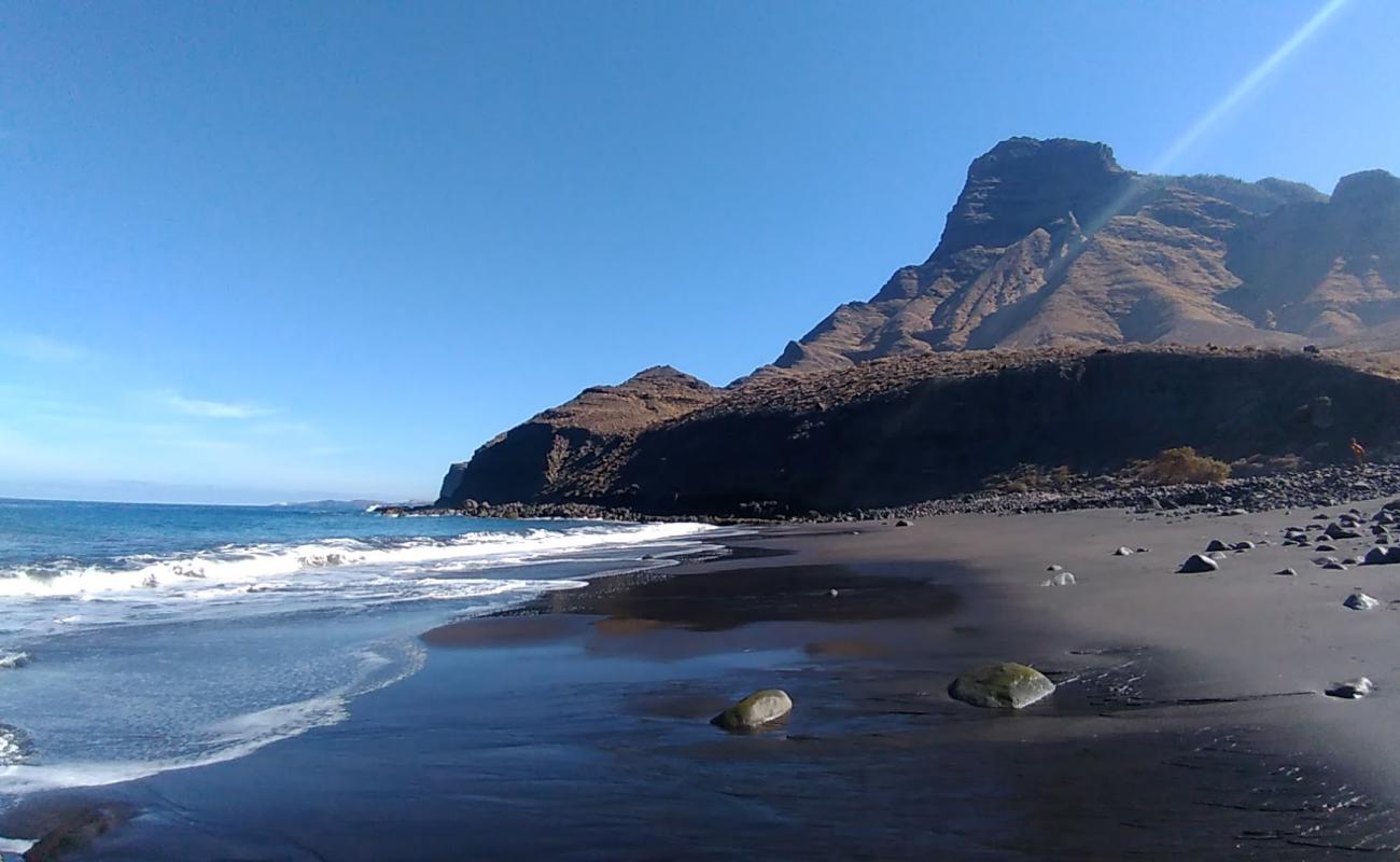 Photo de Playa Del Risco avec sable gris & galets de surface