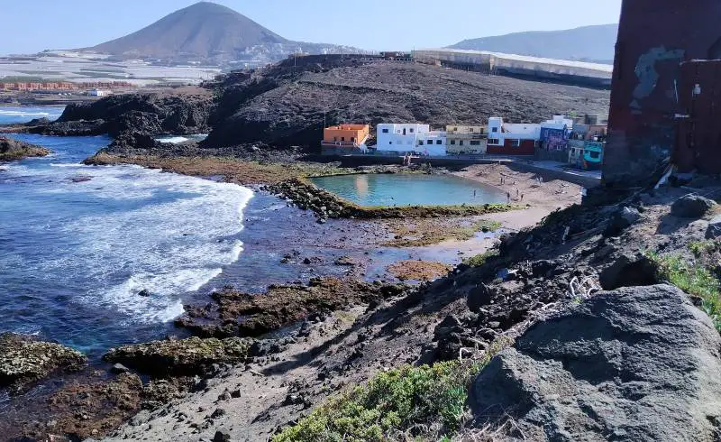 Photo de Playa Dos Roques avec sable brun & rochers de surface