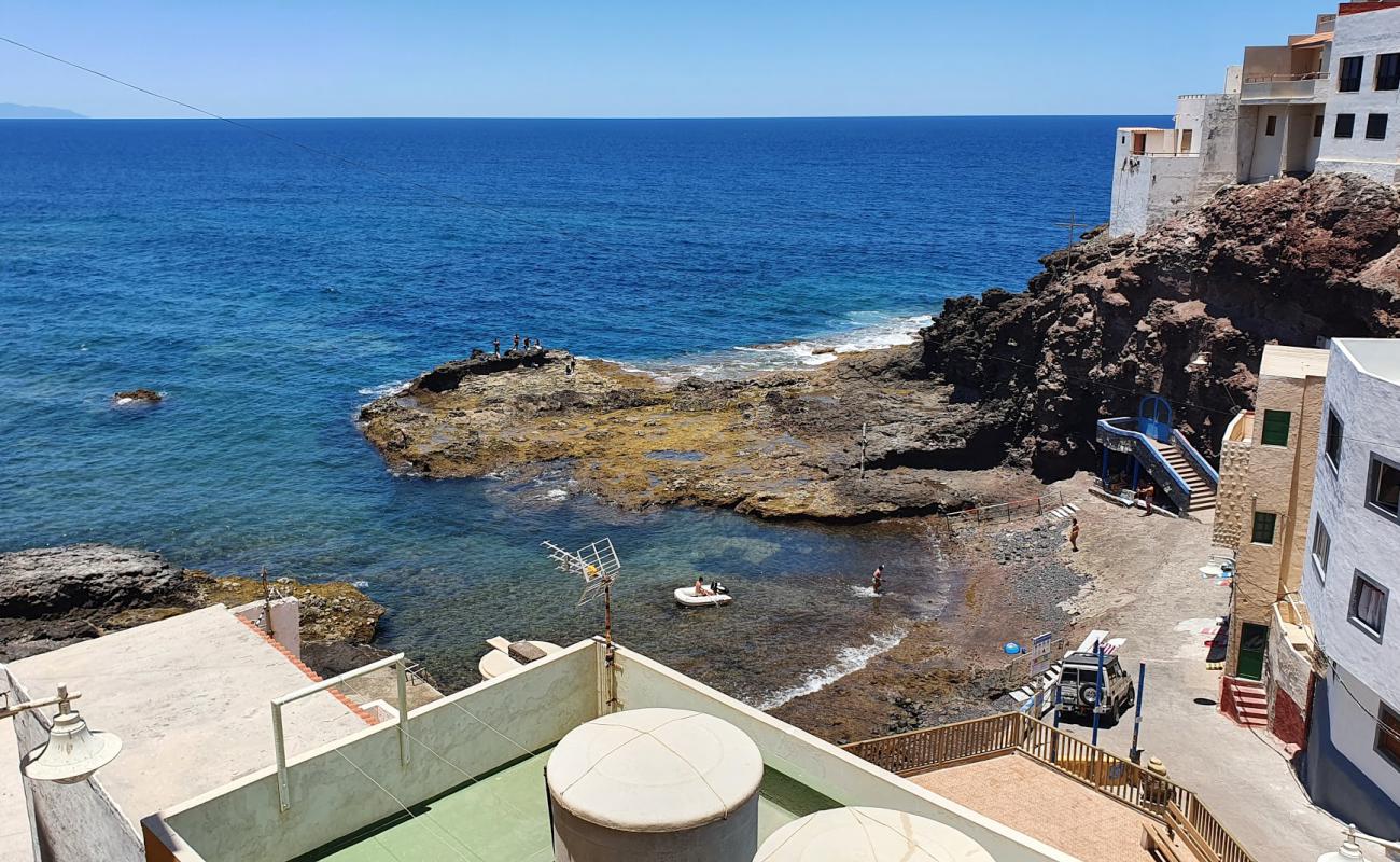 Photo de Playa de Caleta de Arriba avec sable brun & rochers de surface