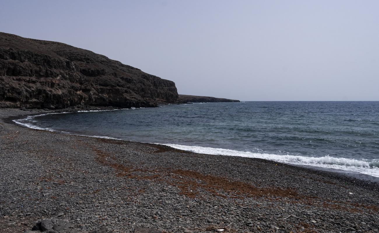 Photo de Playa de Leandro avec sable gris avec roches de surface