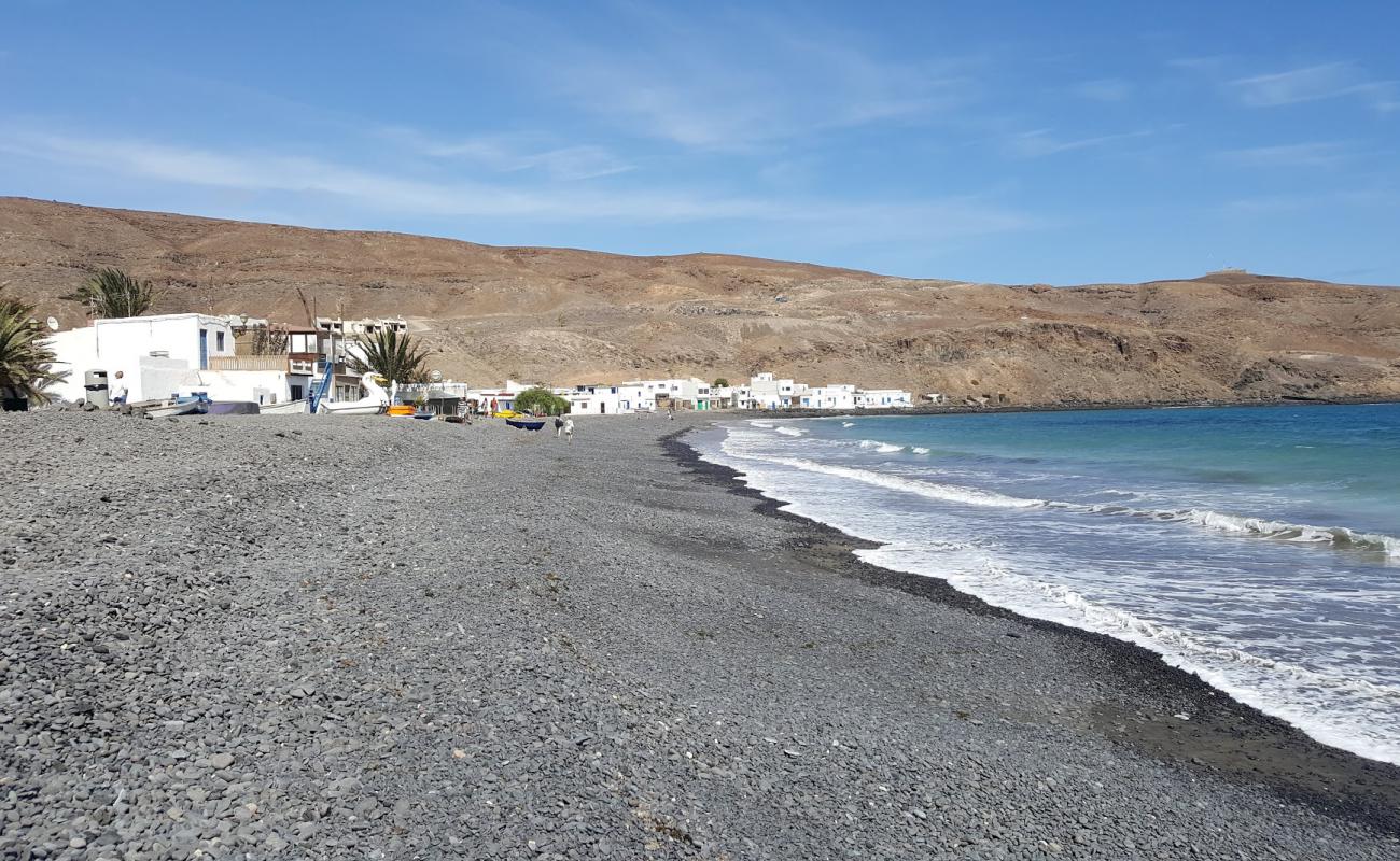 Photo de Playa Pozo Negro avec sable gris & galets de surface
