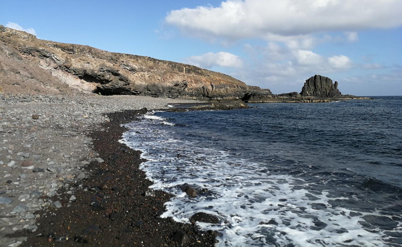 Photo de Playa Del Roque avec sable gris avec roches de surface