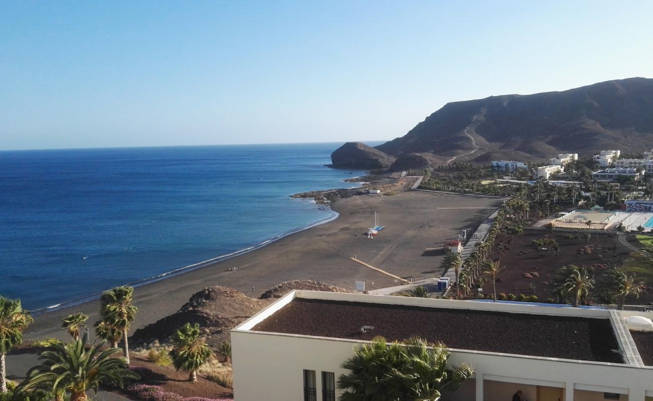 Photo de Playa de los Pobres avec sable gris de surface