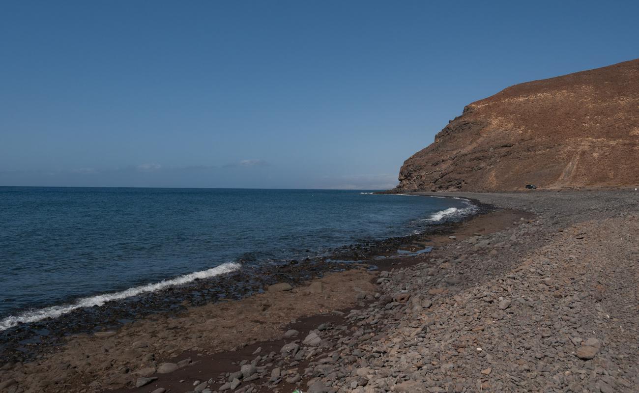 Photo de Playa de Agando avec sable gris & rochers de surface