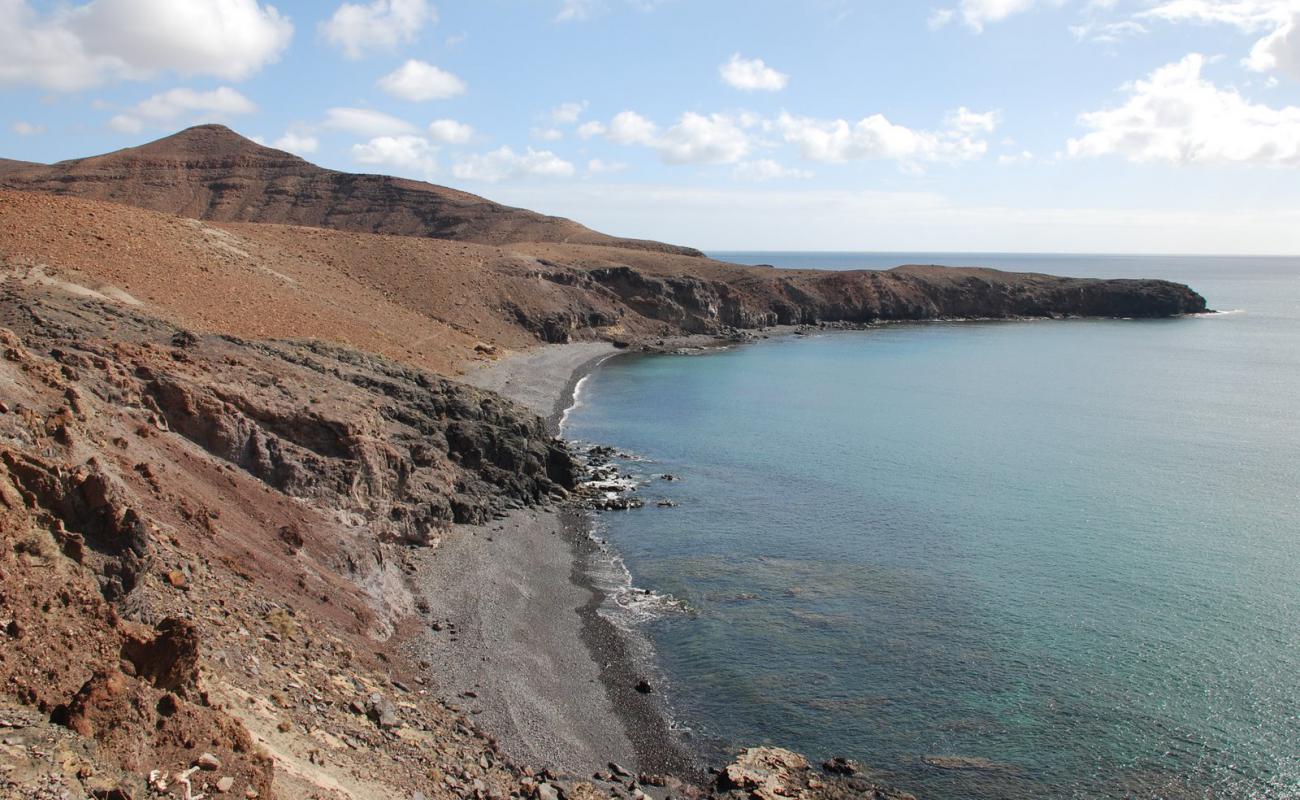 Photo de Playa del Caracol avec sable gris & galets de surface