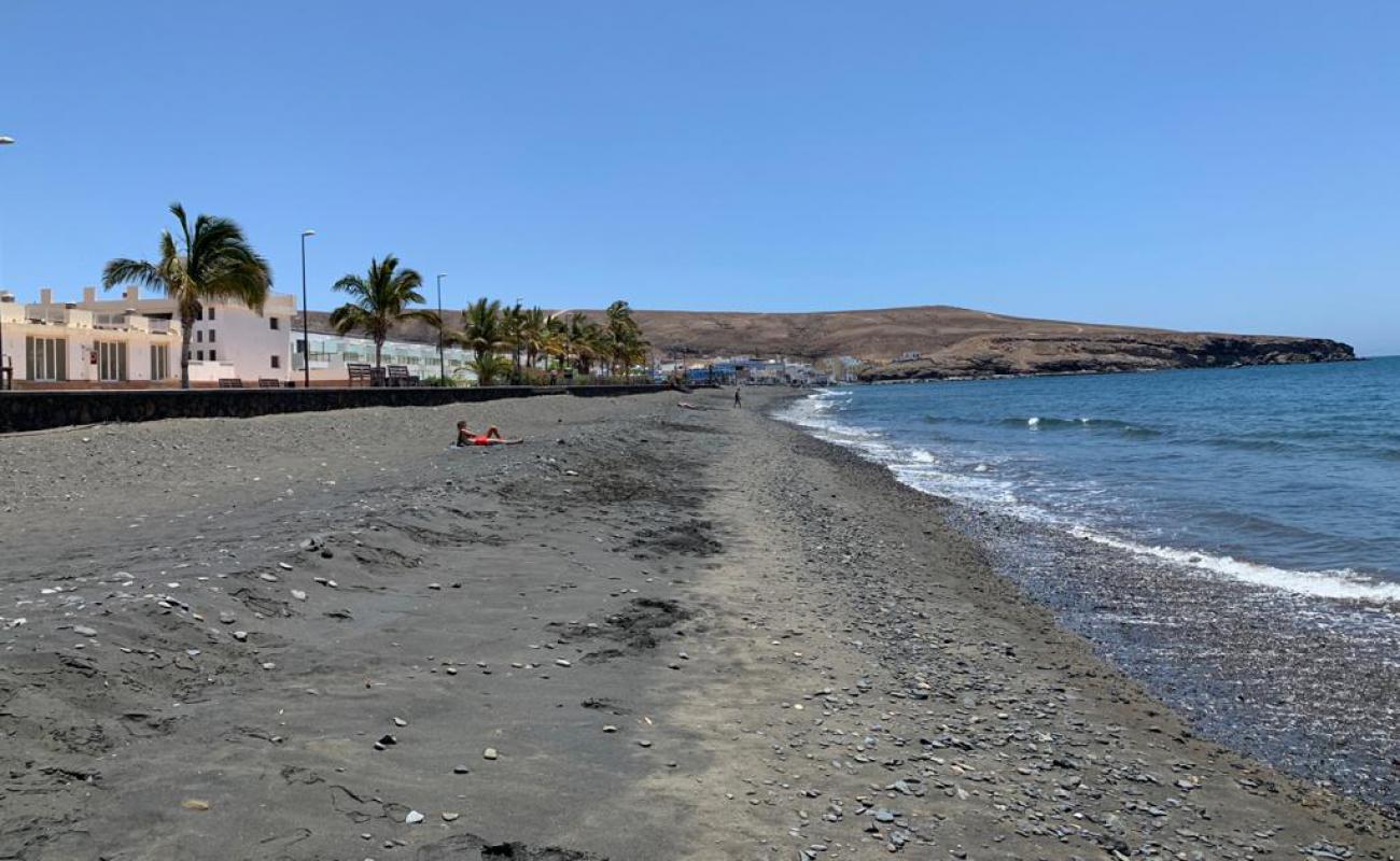 Photo de Playa negra Tarajalejo avec sable gris & galets de surface