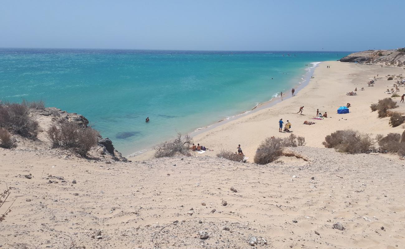 Photo de Plage d'Esmeralda avec sable fin brun de surface