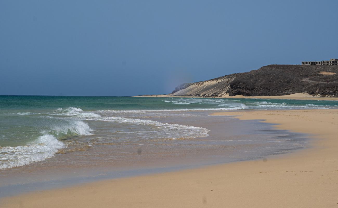 Photo de Plage de Salmo avec sable fin et lumineux de surface