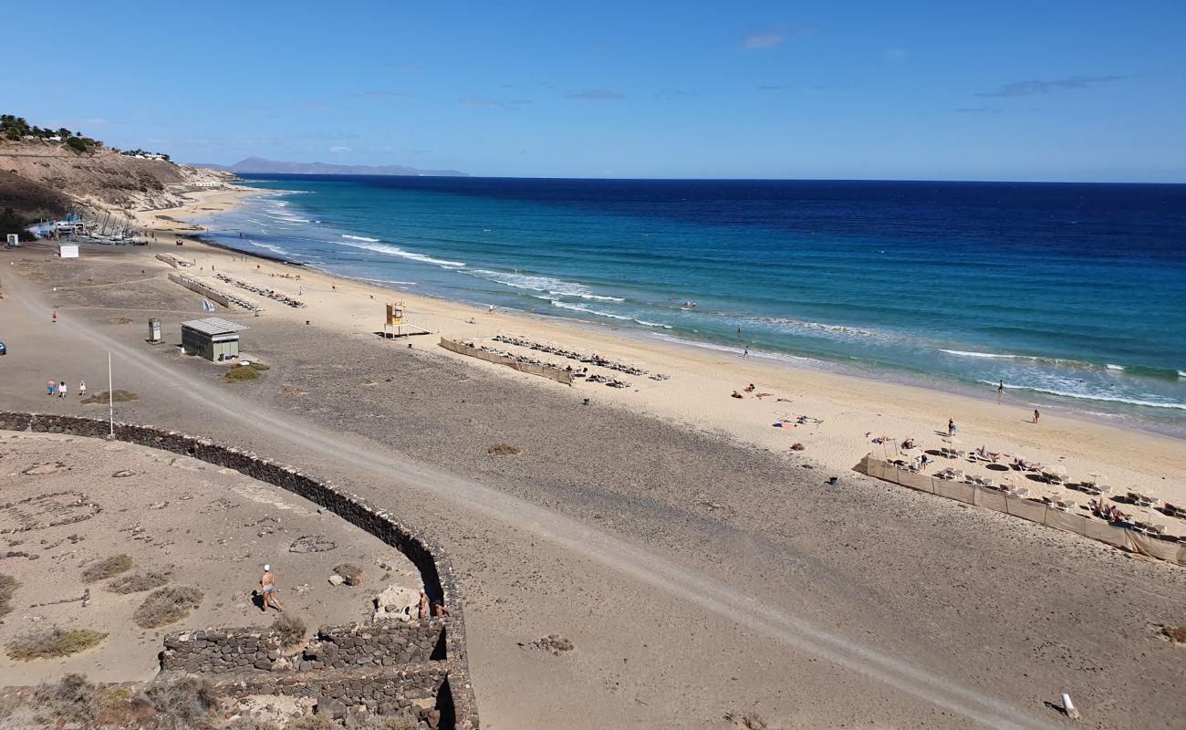 Photo de Plage d'Esquinzo-Butihondo avec sable fin et lumineux de surface