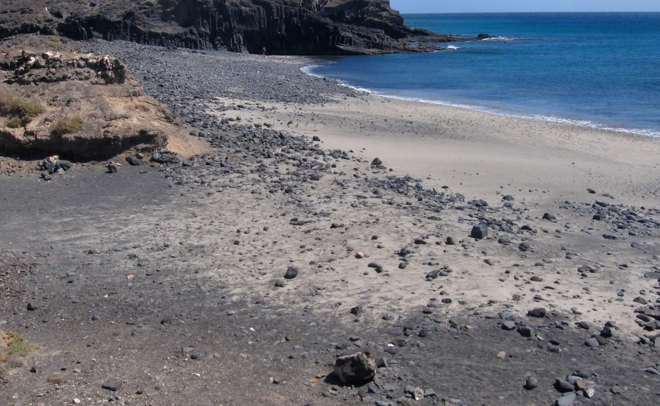 Photo de Playa del Viento avec sable lumineux de surface